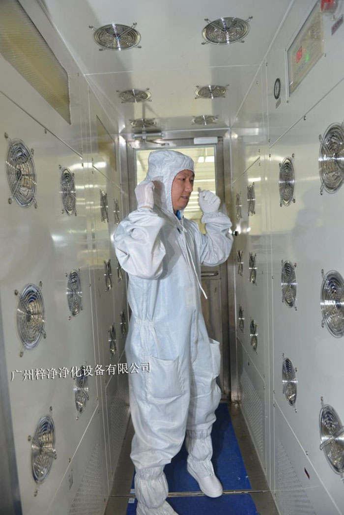 風(fēng)淋室是一種用于去除人員、物料表面塵埃的凈化設(shè)備