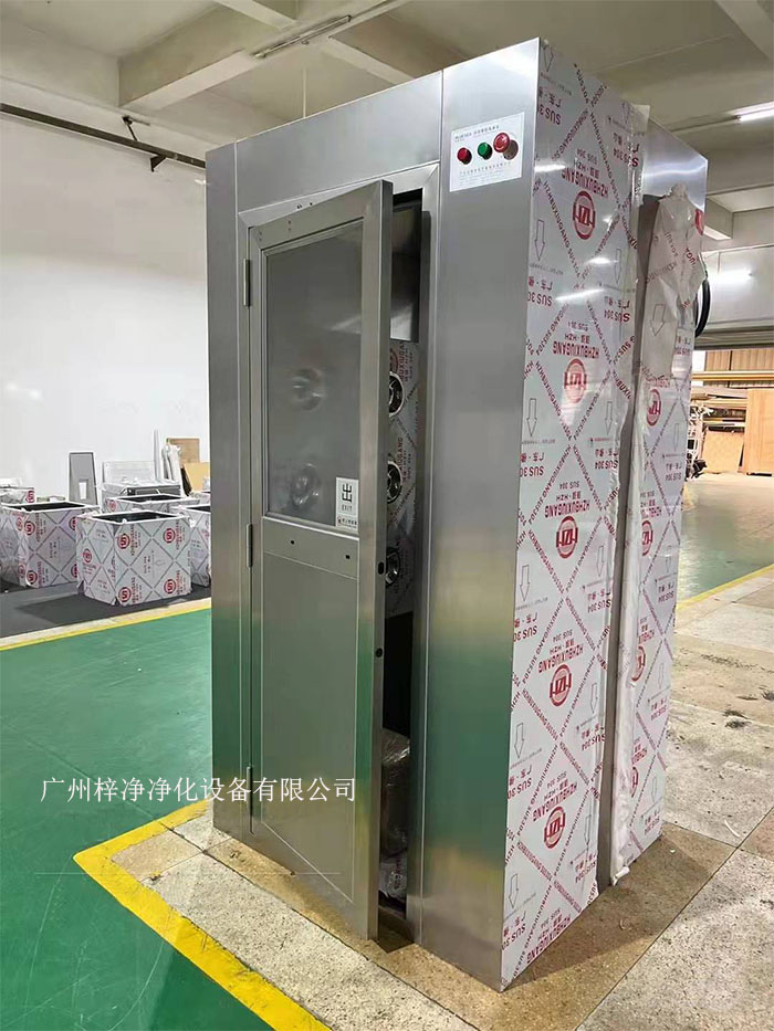 風(fēng)淋室的門(mén)尺寸應(yīng)與潔凈室入口尺寸相匹配